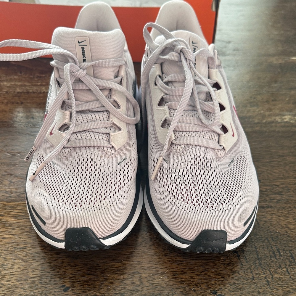 Like NEW Nike Pegasus Women's Athletic Shoes - Pink and Gray - Picture 6 of 8